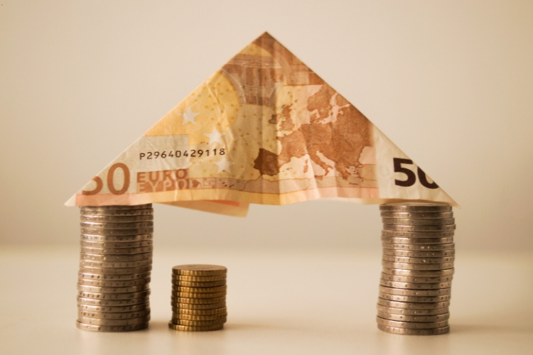 money placed on the tavle focus